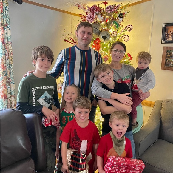 ✝️👩🏼👱🏼‍♂️💕🧑🏼👱🏻👱🏻‍♀️👦🏼👦🏼👶🏼✝️ - Picture 1 of 1